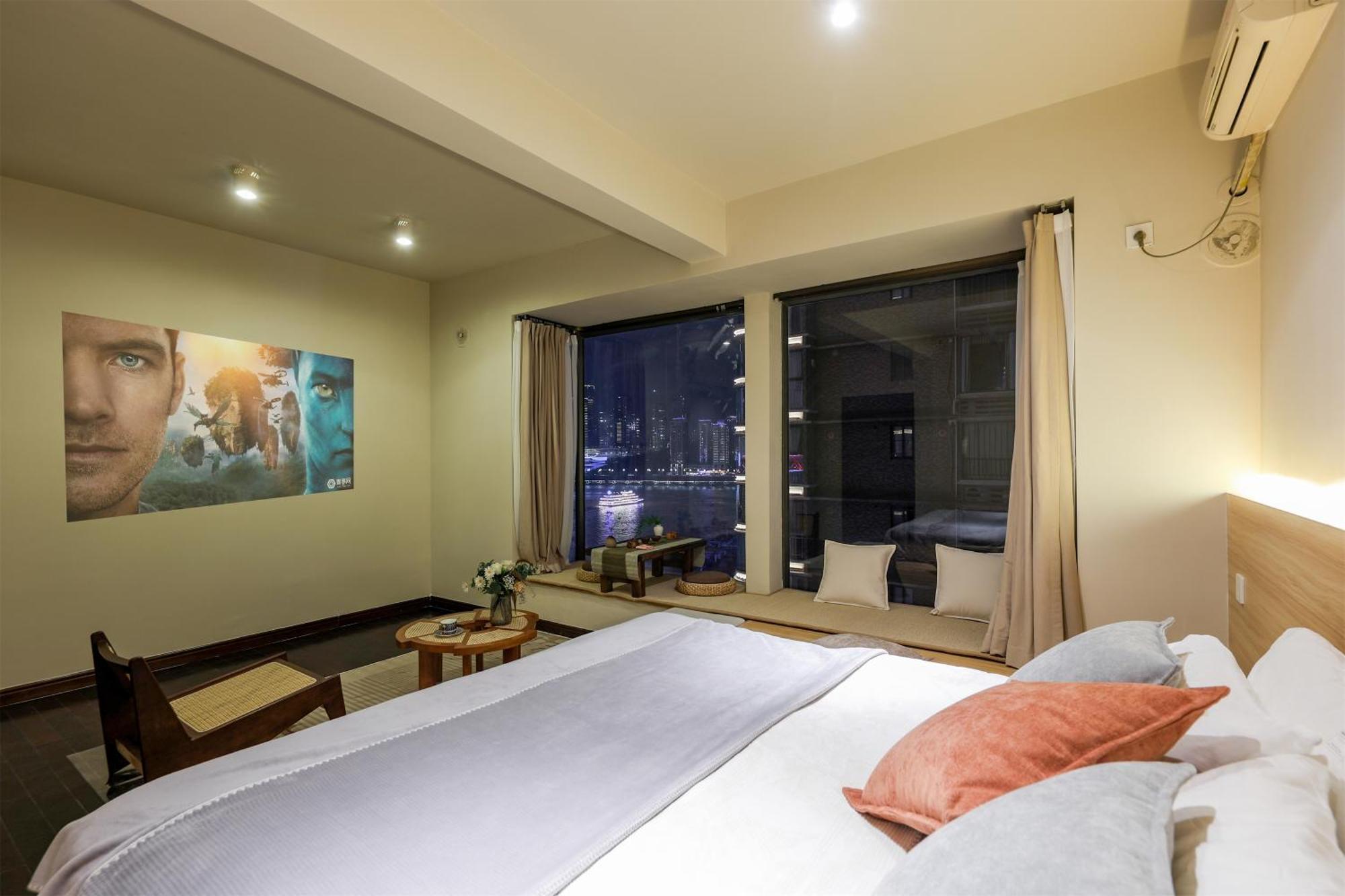 Baihong Riverview Apartment-hongya Cave Apartment *