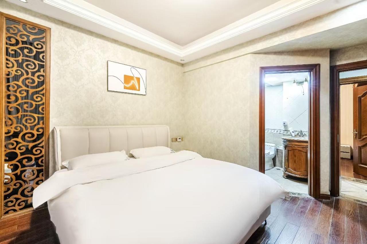 Baihong Riverview Apartment-hongya Cave Apartment *
